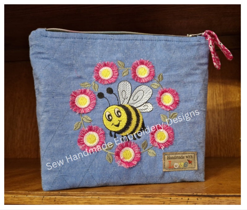 BUMBLE BEE IN FRINGE FLORAL CIRCLE Machine Embroidery Design