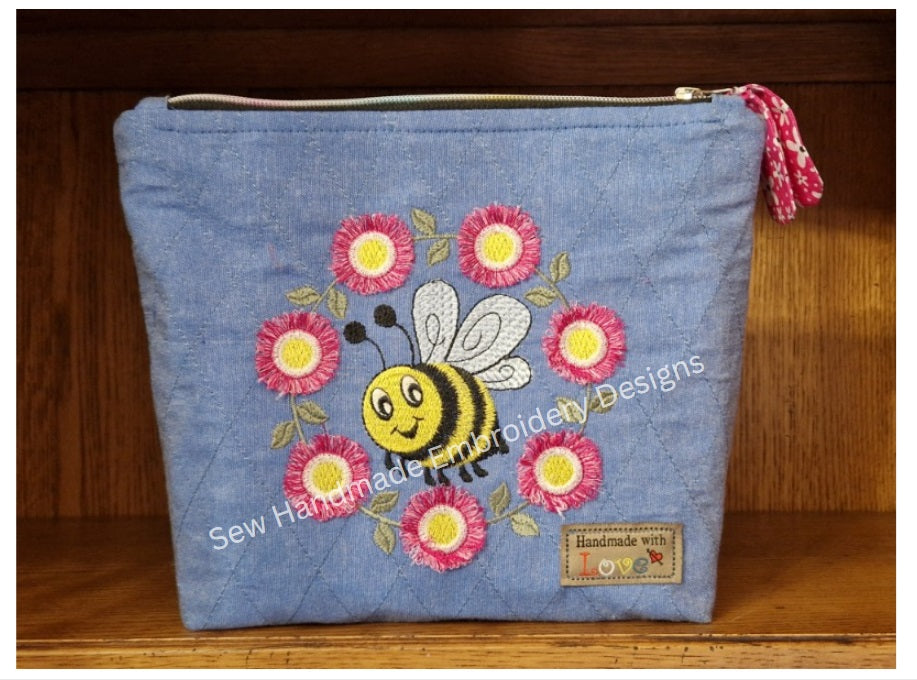 BUMBLE BEE IN FRINGE FLORAL CIRCLE Machine Embroidery Design